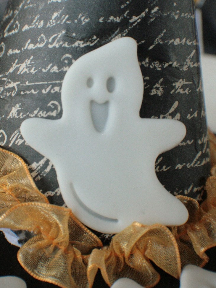 Fondant Halloween Cupcake Toppers/ Edible Halloween White Fondant Ghosts / Sold by the Dozen