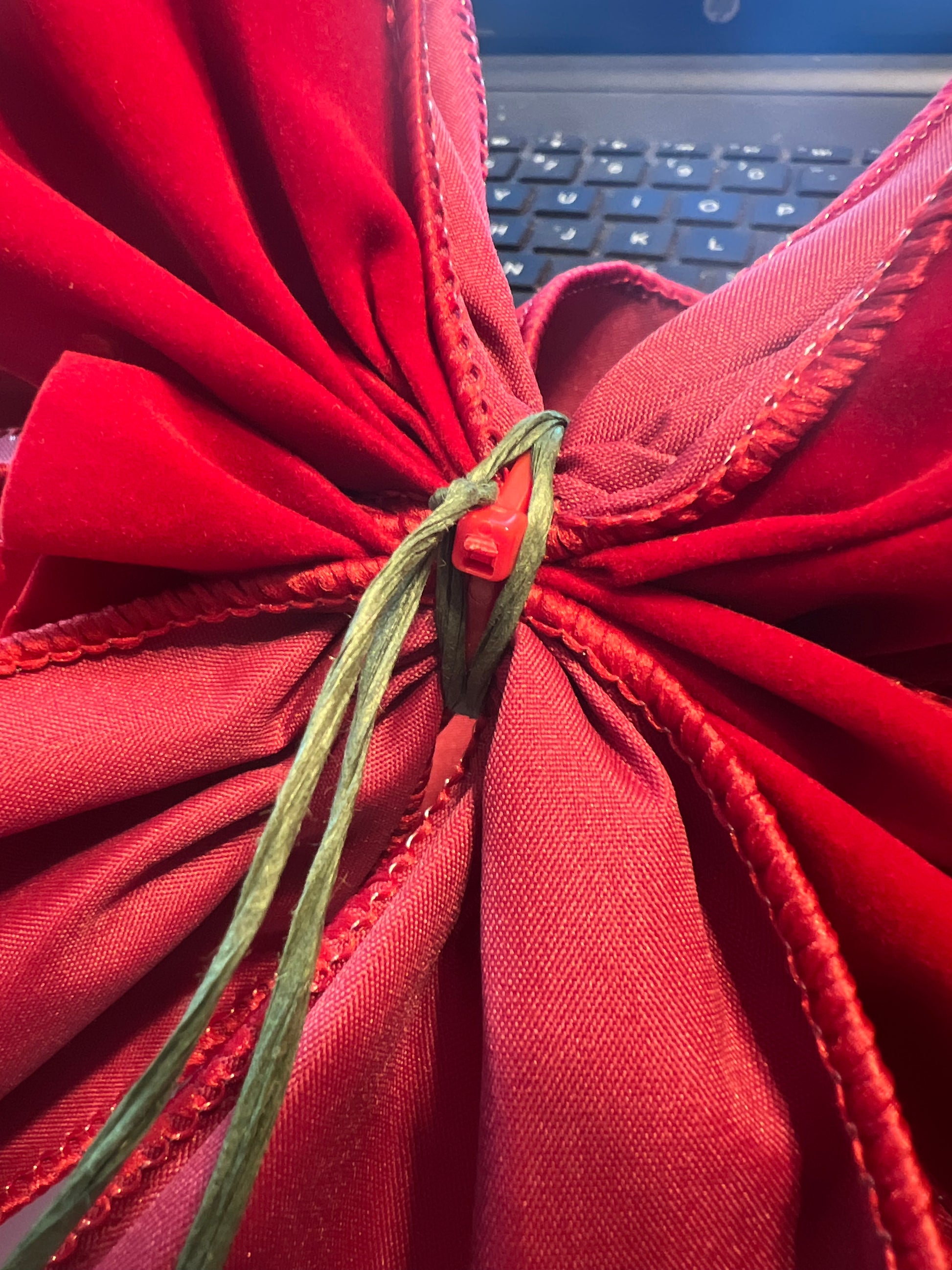 Red velvet bow ornaments – By Isabelle Design
